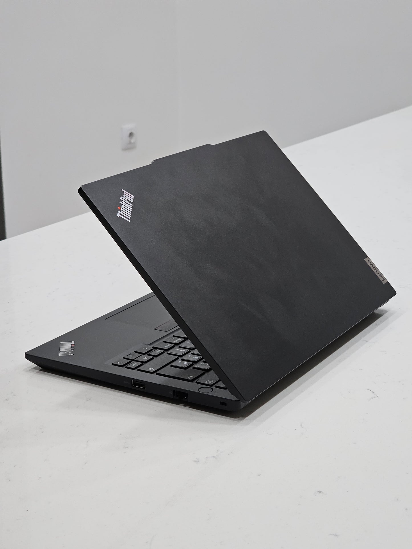 Lenovo Thinkpad E14 Ryzen 3 series 7000 Produit neuf jamais Utilisée